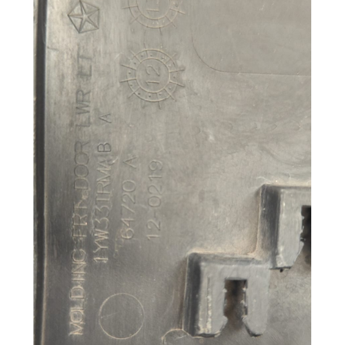 MOLDURA PUERTA JEEP GRAND CHEROKEE 2014 AL 2018 TEXT DEL IZQ DESMONTADO ORIGINAL COD. 1YW33TRMA-B