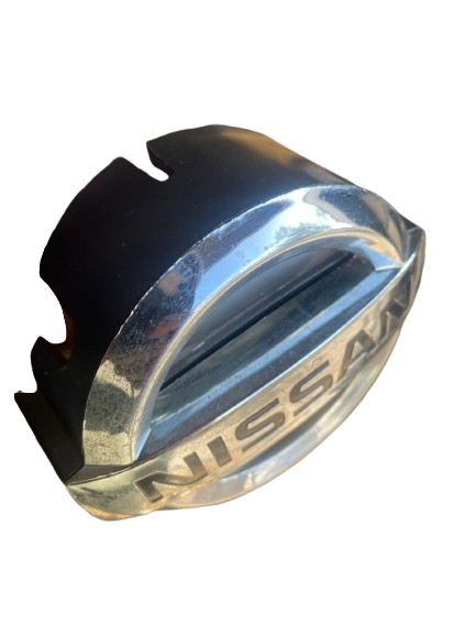 INSIGNIA NISSAN D21 10 X 12 CM PARRILLA REDONDO (USADO)