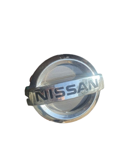 INSIGNIA NISSAN D21 10 X 12 CM PARRILLA REDONDO (USADO)