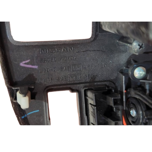 MOLDURA TABLERO (RADIO) NISSAN URVAN  2008 AL 2012 C/REJILLA P/AIRE S/CONTROL CLIMA INT CENT DEL DESMONTADO ORIGINAL COD. 68260-VZ00A