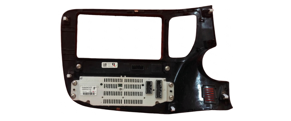 MOLDURA TABLERO (RADIO) MITSUBISHI OUTLANDER/ LANCER/ 2014 AL 2021 ES/SE/SEL/GT 2.0/2.4L C/CONTROL CLIMA C/BONTON P/INTERMITENTES/MODO ECO INT CENT DESMONTADO ORIGINAL COD. 8002B294