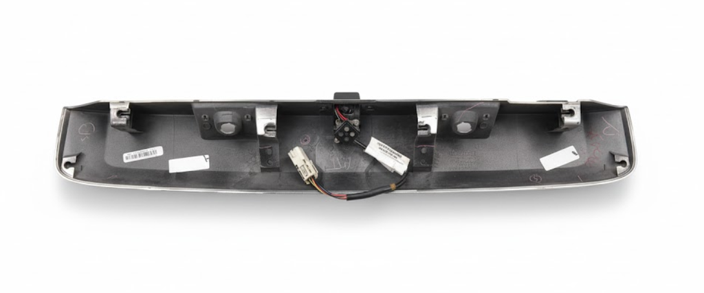 MOLDURA CAJUELA CHEVROLET SUBURBAN/ YUKON/ TAHOE 2007 AL 2014 C/CAMARA DE REVERSA TRAS DESMONTADO ORIGINAL COD. 15893577