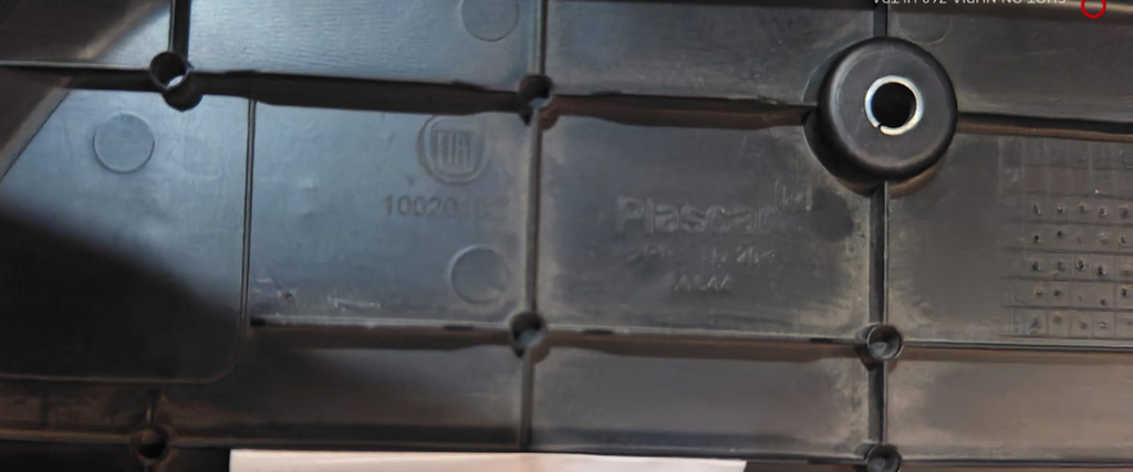 PORTAPLACA DODGE RAM 700 2015 AL 2017 BASE NEG TEXT TRAS ORIGINAL COD. 100201903