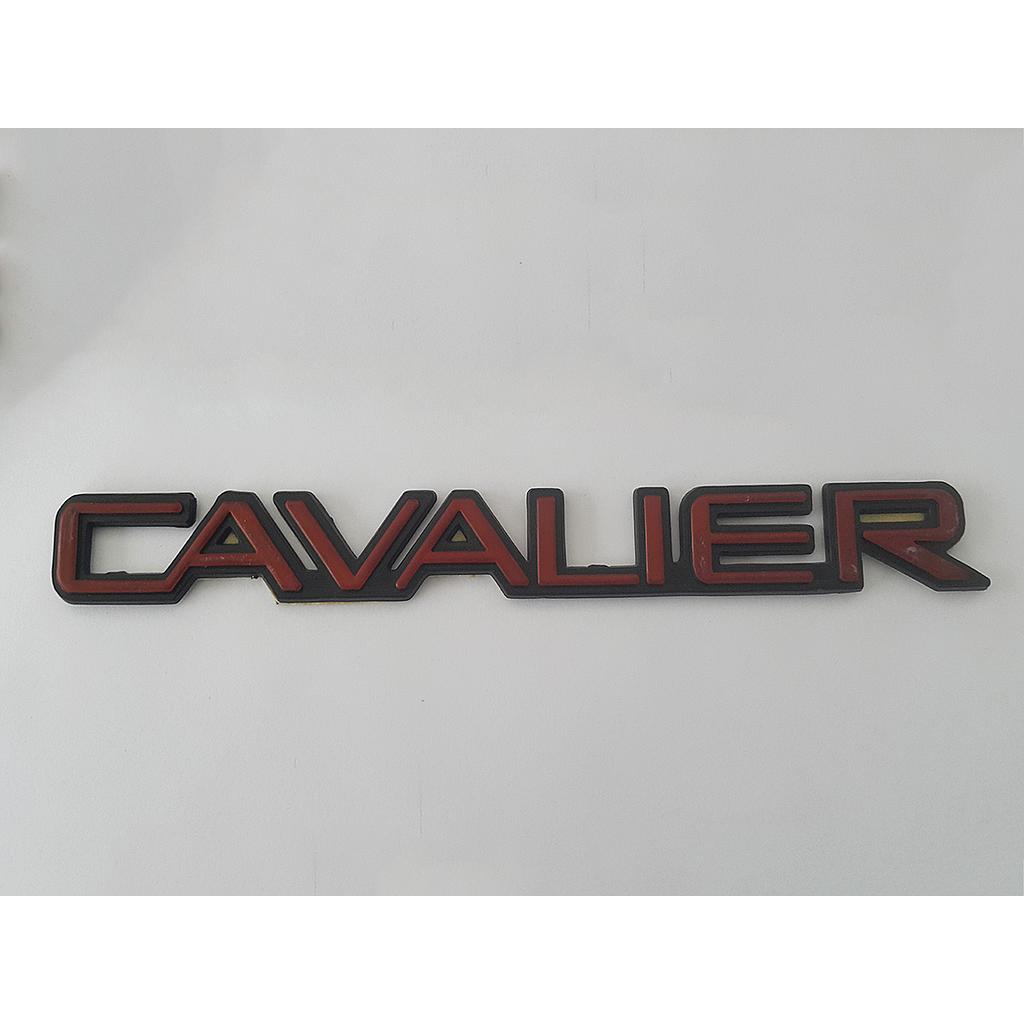 INSIGNIA ORIGINAL CHEVROLET CAVALIER LETRAS ROJO LAT TRAS ( C-096)