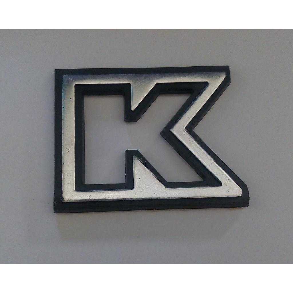 INSIGNIA ORIGINAL DODGE DART K DE 1984 AL 1990 LETRA K COD. (100393)