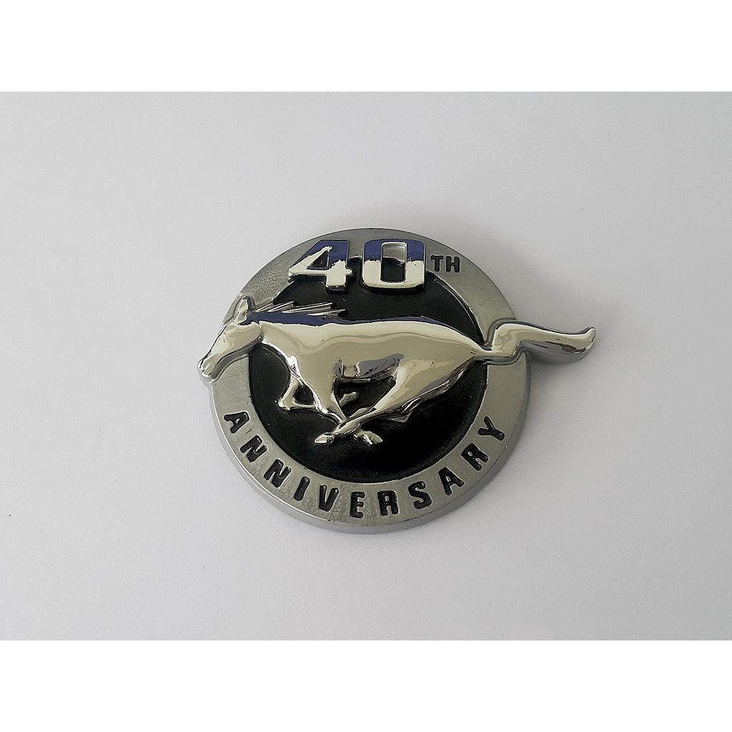 INSIGNIA ORIGINAL FORD MUSTANG 40 ANIVERSARY CROM LAT ( F-140)