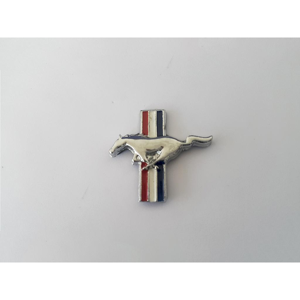 INSIGNIA ORIGINAL LAT FORD MUSTANG CABALLO C/BANDERA ( F-134)