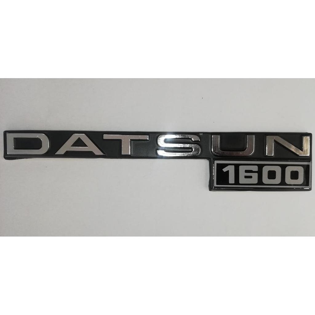INSIGNIA ORIGINAL LETRAS NISSAN DATSUN 1600 NEG LAT ( N-042)