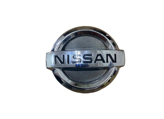 INSIGNIA ORIGINAL NISSAN URVAN DE 2006 AL 2010 LOGO PARRILLA 13.5CM X 15CM COD. 20NEM (100375)