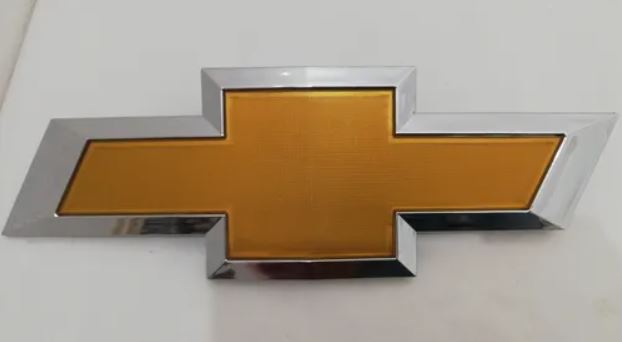 INSIGNIA ORIGINAL PARRILLA LOGO CHEVROLET PU DE 2014 AL 2015 C/PATAS 29X9.7CM C/FILO CROM 1 PZA ( M111CE-T) N-1