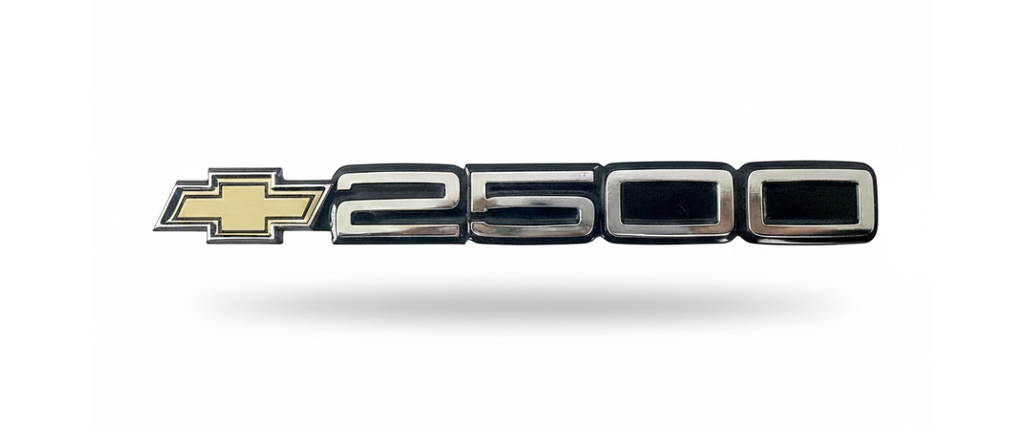 INSIGNIA CHEVROLET 2500 CHEYENNE/SILVERADO 1999 AL 2005 LETRAS LAT ( C-070)