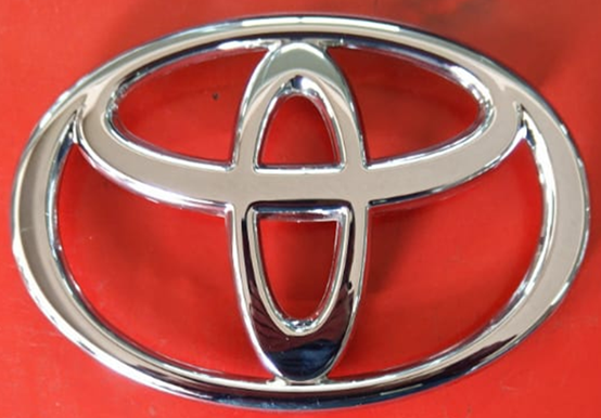 INSIGNIA ORIGINAL PARRILLA TOYOTA HILUX 10-12 CROM 