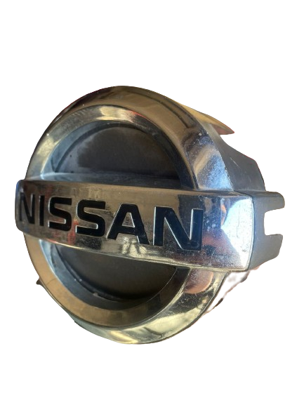 INSIGNIA NISSAN D21 10 X 12 CM PARRILLA REDONDO (USADO)