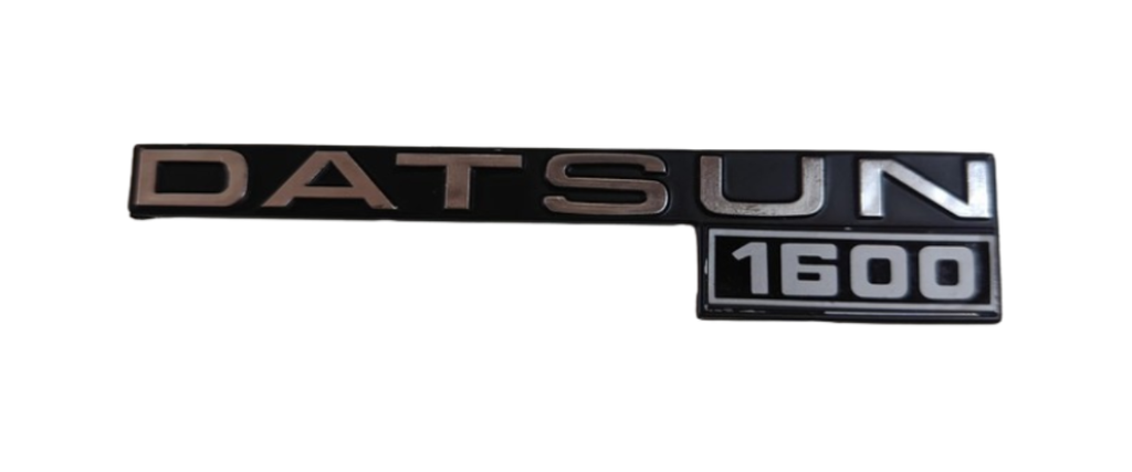 [DA16JNISINLEL] INSIGNIA ORIGINAL NISSAN DATSUN 160J LETRAS LAT ( DA16NISINLEL)