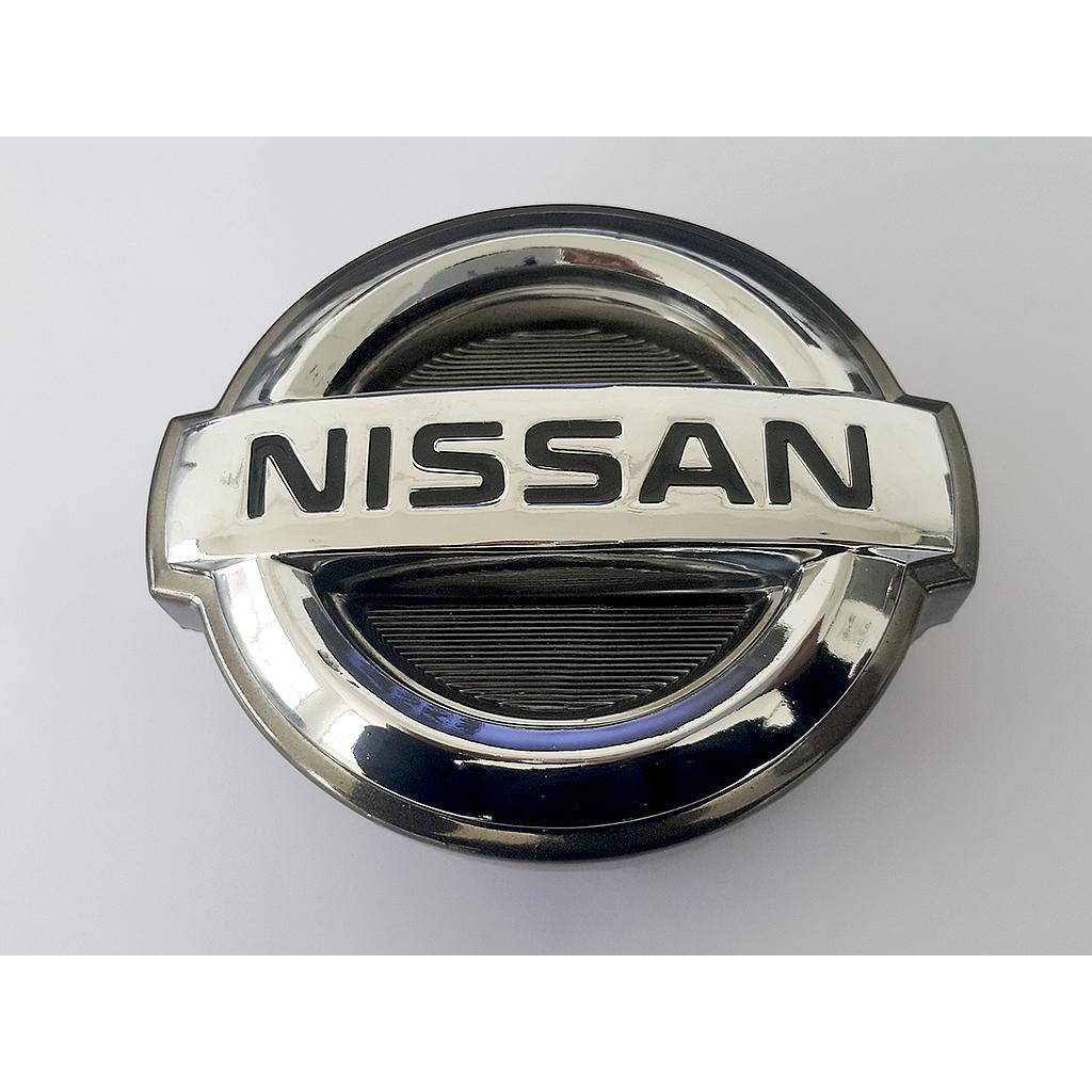 INSIGNIA ORIGINAL NISSAN URVAN DE 2002 AL 2006 12.5 X 14 CM PARRILLA ( 19EMN)