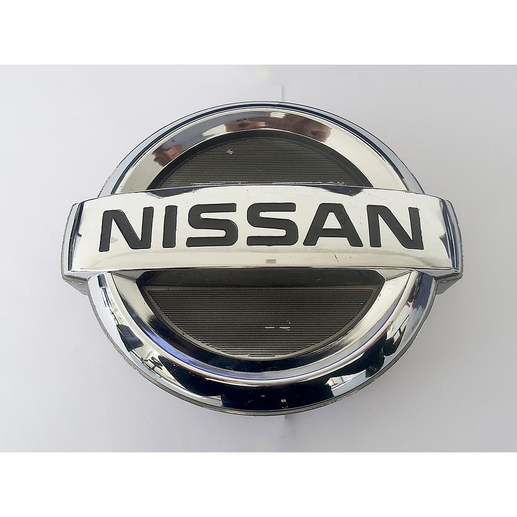 INSIGNIA ORIGINAL NISSAN URVAN 08-10 13.5 X 15 CM PARRILLA ( 20EMN)