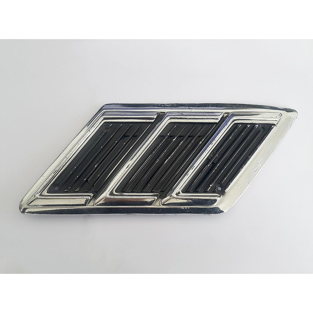 REJILLA COSTADO NISSAN DATSUN DE 1979 AL 1984 P/TAPA GAS FIJA IZQ (102104) EX+