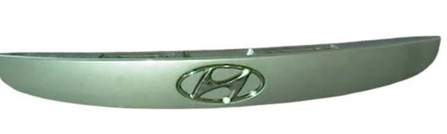 [87370-E000] MOLDURA TAPA CAJUELA HYUNDAI ACCENT 2007 AL 2011 C/EMBLEMA ORIGINAL