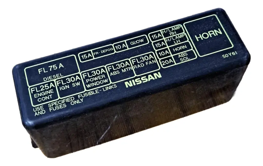 [24382-50Y61] TAPA CAJA FUSIBLES NISSAN TSURU 1993 AL 2017 ORIGINAL