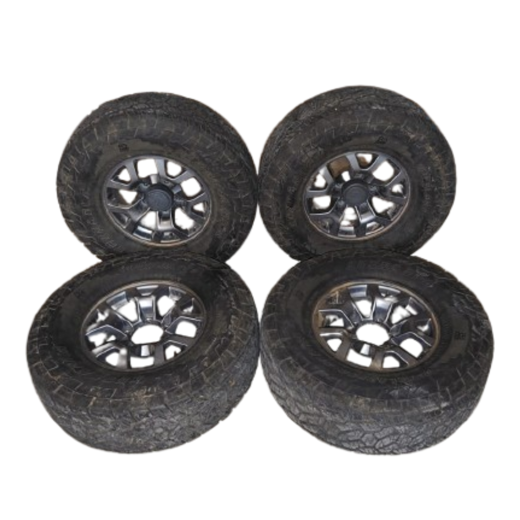 LLANTA EUZKADI C/RIN 15" 31X10.50 LT OVERLANDER AT 65% VIDA JGO 4 PZAS C/TAPON SUZUKI JIMNY DESMONTADO ORIGINAL