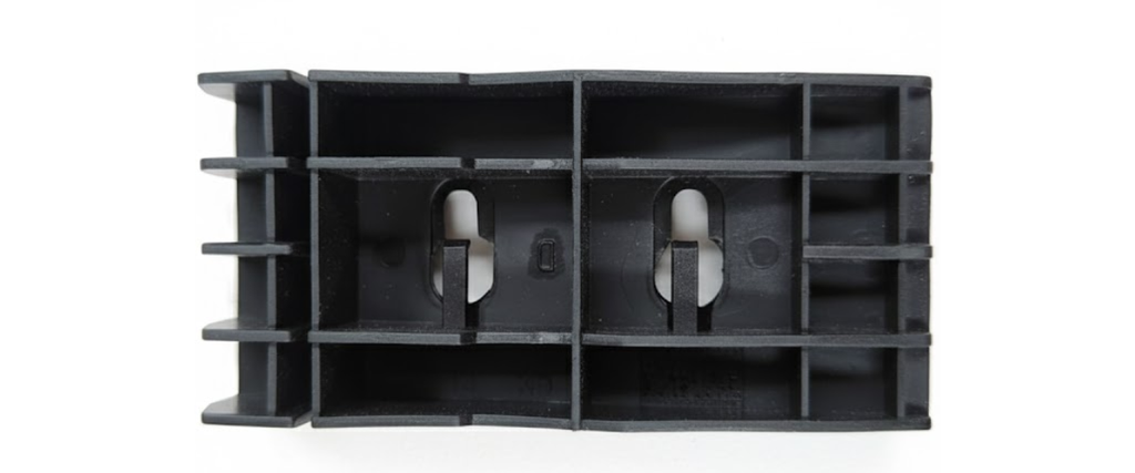 GUIA FASCIA (DEFENSA) CHEVROLET CHEVY C1/C2/C3 1994 AL 2012/ CORSA 1996 AL 2010 SEDAN TRAS DER ORIGINAL COD. 93297008