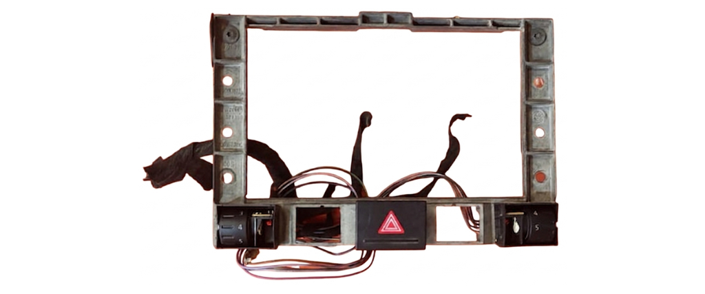 [MEVO-TO03-USORMETI] MARCO INT (ESTEREO) VOLKSWAGEN TOUAREG 2003 AL 2010 METAL C/BOTON INTERMITENTES/REGULADOR REJILLA DE AIRE DESMONTADO ORIGINAL COD. 7L6857318C