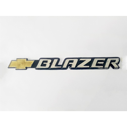 [BLCHEINLEL] INSIGNIA ORIGINAL PUERTA LETRAS CHEVROLET BLAZER DE 1995 AL 2004 C/ADHERIBLE 31X3CM CROM C/BASE NEG 1 PZA ( C-066)