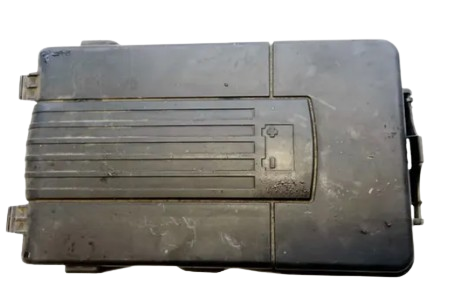 [1K0915443A] CUBIERTA BATERIA VOLKSWAGEN JETTA 2011 AL 2018/ BORA 2005 AL 2010/ BEETLE 2012 AL 2017/ PASSAT 2006 AL 2010/ GOLF GTI 2007 AL 2009/ AUDI A3 2004 AL 2008/ LEON 2006 AL 2009/ ALTEA 2005 AL 2008